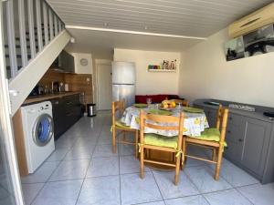 Villa T3 Mezzanine à Saint-Pierre-La-Mer, Climatisée, Terrasse, Parking Privé, 6 Pers. - FR-1-795-41