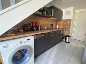Villa T3 Mezzanine à Saint-Pierre-La-Mer, Climatisée, Terrasse, Parking Privé, 6 Pers. - FR-1-795-41