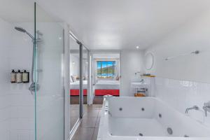 Sea Whisper on Airlie