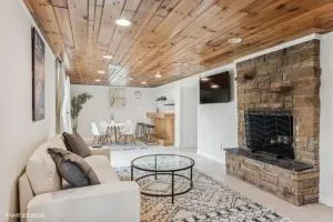 Blocks to Town, Game Room, Firepit, Huge Backyard - Michiana