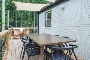 Wooded Oasis, HotTub, Sauna, GameRoom, 15min 2 AVL