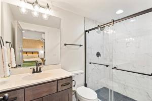 Wooded Oasis, HotTub, Sauna, GameRoom, 15min 2 AVL