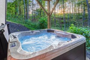 Wooded Oasis, HotTub, Sauna, GameRoom, 15min 2 AVL
