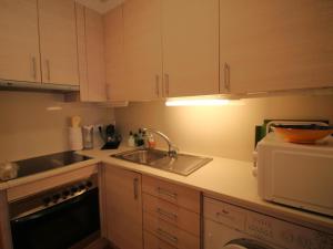 Apartamento acogedor con gran patio-jardín, a 300m de la playa de la Farella, Llançà. - ES-228-190