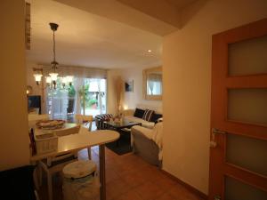 Apartamento acogedor con gran patio-jardín, a 300m de la playa de la Farella, Llançà. - ES-228-190