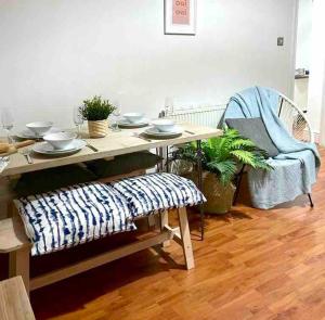 Gorgeous spacious 2 BR home 10 mins to city