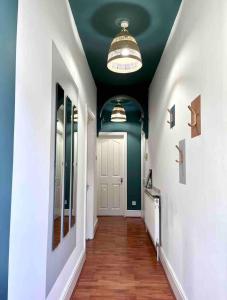 Gorgeous spacious 2 BR home 10 mins to city