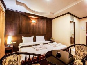 Triple Rund Place Hotel