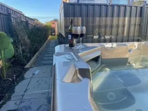 Seaside Retreat on Park - Walk to Beach - Luxury - Jacuzzi - Seaford