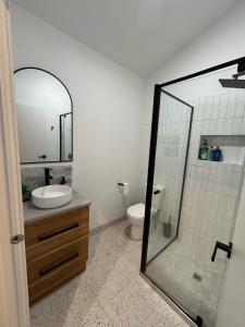 Seaside Retreat on Park - Walk to Beach - Luxury - Jacuzzi