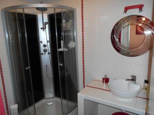 B&B / Chambres d'hotes Les Tilleuls B&B : Chambre Triple avec Salle de Bains Privative