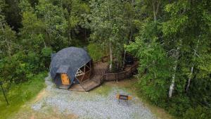 Hermoso domo para parejas, en bosque nativo + tinaja privada