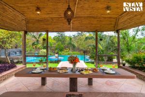 StayVista at Maple Farms with Pool, BBQ & Bonfire