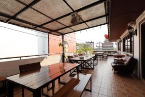 Le Light House & Hostel