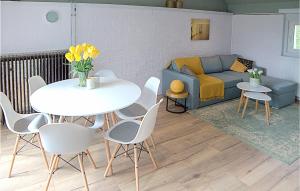 Gorgeous Home In Oostmahorn With Wifi