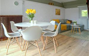 Gorgeous Home In Oostmahorn With Wifi