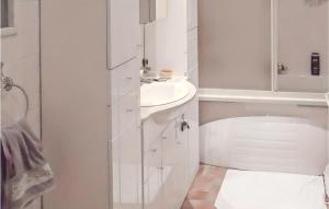 2 Bedroom Stunning Home In Chevron