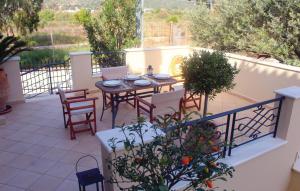 Nice Home In Nea Makri With Kitchen