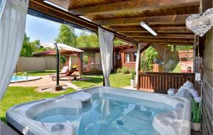 Amazing Home In Lopatinec With Jacuzzi 