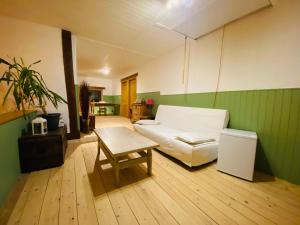 F1 Room 3 - Cour-toise