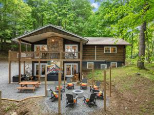 Asheville Private Retreat Game Room Hot Tub