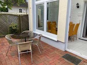 Ferienwohnung 4 Rosenbogen - Familienwohnung mit Wintergarten und Terrasse