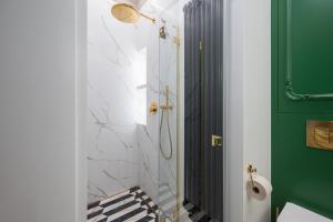 Grzybowska Deluxe Apartment #70 by BookingHost