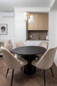 Grzybowska Deluxe Apartment #70 by BookingHost