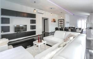 Lovely Home In Rumin With Kitchen