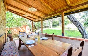 Cozy Home In Massarosa With Kitchen