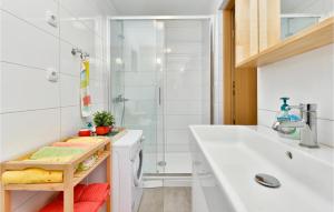 3 Bedroom Beautiful Home In Piscanovec