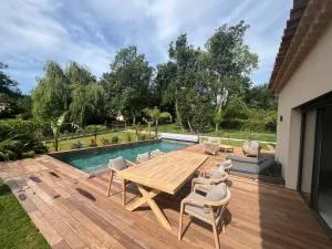 Maison neuve avec piscine - Emponse