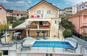 5 Bedroom Amazing Home In Okrug Gornji 