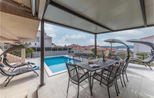 5 Bedroom Amazing Home In Okrug Gornji 