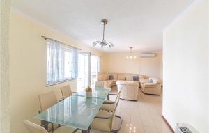 5 Bedroom Amazing Home In Okrug Gornji 