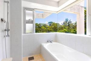 沖縄の空 海 森を贅沢に独り占めできる森の中の隠れ家