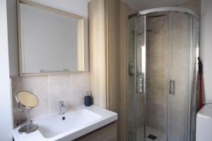 Appartements Appartement avec terrasse privee, plage a pied : photos des chambres
