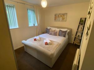 Lovely 2 Dbl bed apartment near Heaton Park and North Manchester Hospital with parking