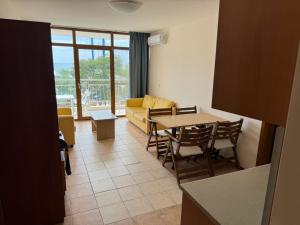 Spacious Beachfront Apartment - Kaya