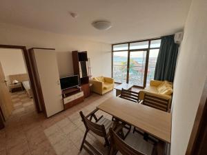 Spacious Beachfront Apartment - Kaya