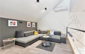 Gorgeous Home In Cresnjevec, Tuhelj 