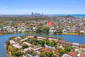 Coastal Comfort in Burleigh Heads Parking and WIFI
