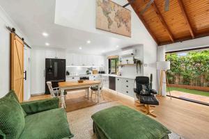 Coastal Comfort in Burleigh Heads Parking and WIFI