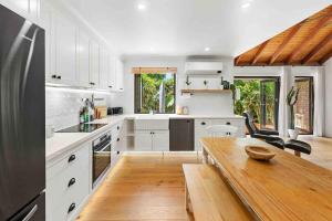 Coastal Comfort in Burleigh Heads Parking and WIFI