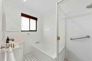 Coastal Comfort in Burleigh Heads Parking and WIFI