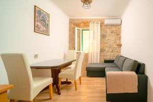 LUXE Diocletian Stones Split Centre