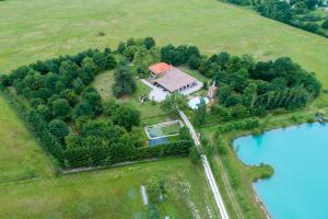 Gite de Coulassy 8 à 10 pers dans parc de 2 hectares