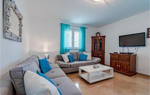 Two-Bedroom Holiday Home In Dingac