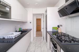 Wake Up in a Modern 2-Bed Apt in Central London