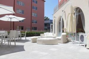 Rose Garden Omax Apartments